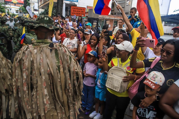 Cali rindió homenaje a la Fuerza Pública con el tradicional desfile del Día de la Independencia