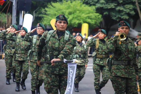 Cali rindió homenaje a la Fuerza Pública con el tradicional desfile del Día de la Independencia