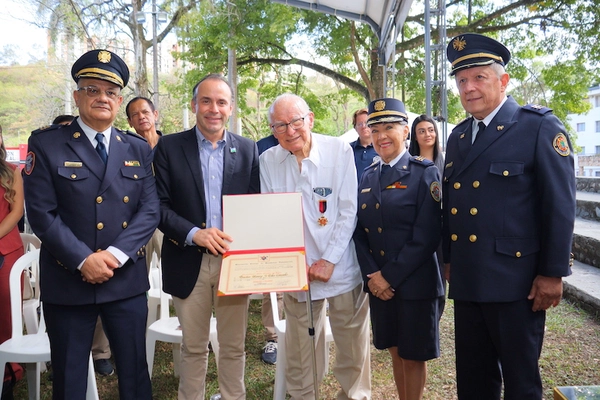 Alcalde Eder ratifica nuevas inversiones para fortalecer al Cuerpo de Bomberos de Cali en su aniversario 98