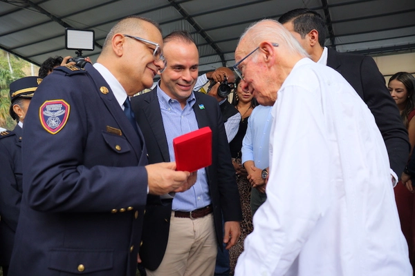Alcalde Eder ratifica nuevas inversiones para fortalecer al Cuerpo de Bomberos de Cali en su aniversario 98