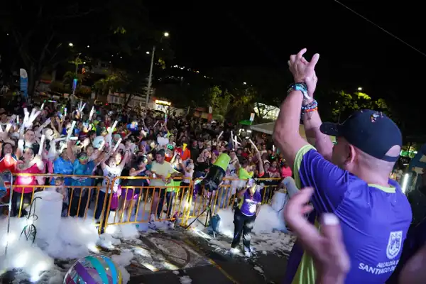 La Ciclovida ‘Noche Caleña’ adelantó la celebración del cumpleaños 490 de Cali
