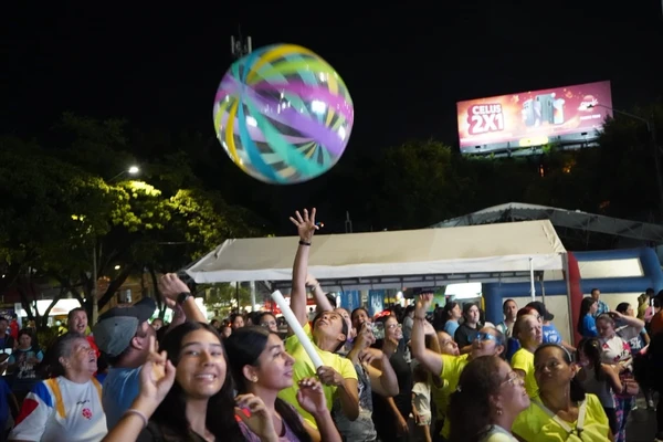 La Ciclovida ‘Noche Caleña’ adelantó la celebración del cumpleaños 490 de Cali