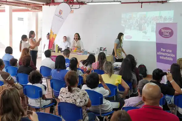 Escuelas que alimentan futuro: Cali fortalece la alimentación saludable con la entrega de recetarios en la sede Adán Cordovez Córdoba