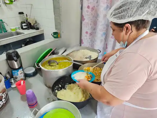 La sazón del amor y la esperanza se sirve en el barrio Boyacá: así opera el comedor comunitario de “Mamá Lucy” en la comuna 11 de Cali