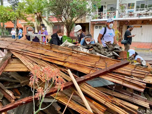 Caleños se unen para levantar la ciudad: más de 400 voluntarios y funcionarios de la Alcaldía recuperan zonas afectadas por el sismo