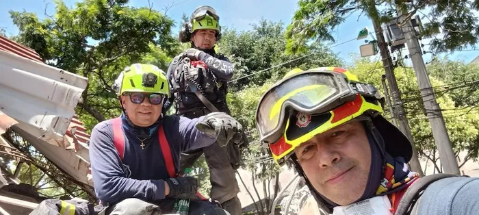 Hace un mes, luego del terremoto, un bombero bogotano y una víctima caleña protagonizaron ‘la foto de la vida’