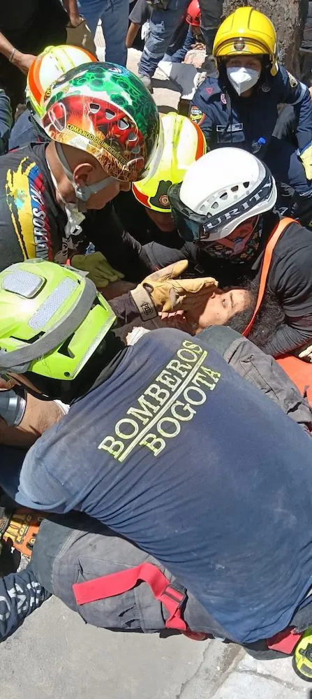 Hace un mes, luego del terremoto, un bombero bogotano y una víctima caleña protagonizaron ‘la foto de la vida’
