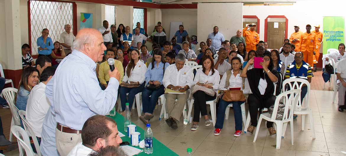 Foto de la quinta quinta visita del Alcalde y su gabinete en la comuna 12 Foto de la quinta quinta visita del Alcalde y su gabinete en la comuna 12