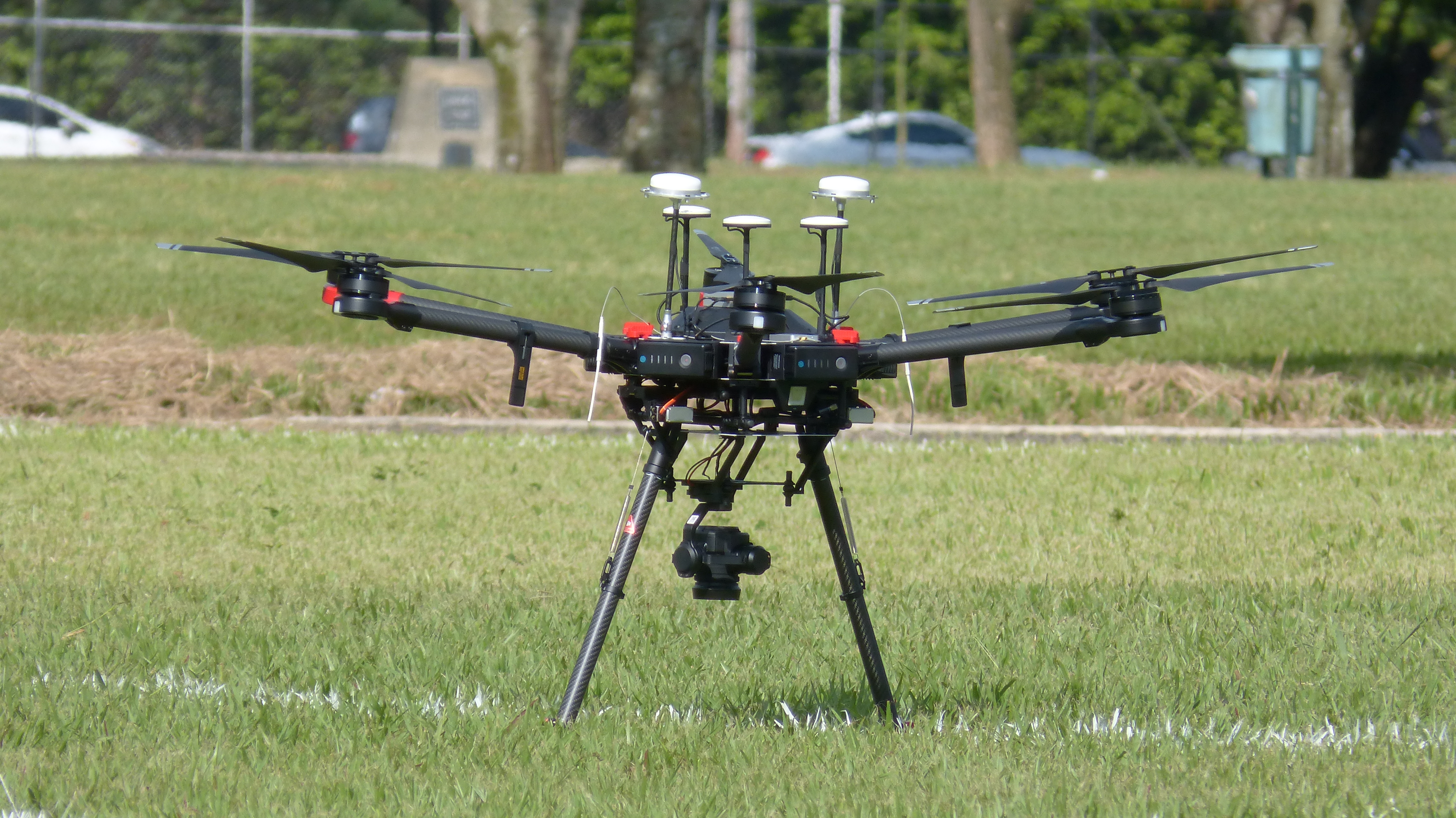 Aeronave tipo drone, localizada en la cancha principal de fútbol de la Universidad del Valle.