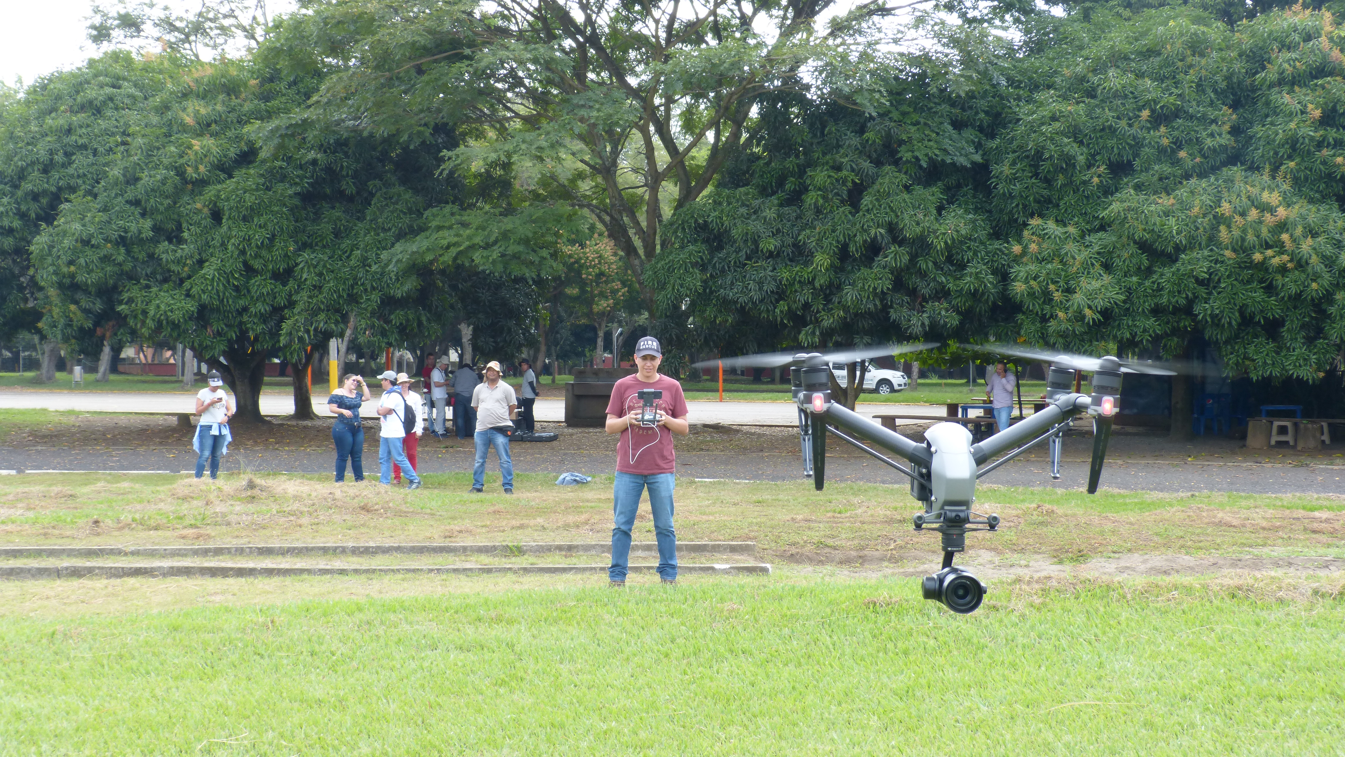 Equipo técnico de Planeación Municipal haciendo pruebas de vuelo con una de las aeronaves (Dron).
