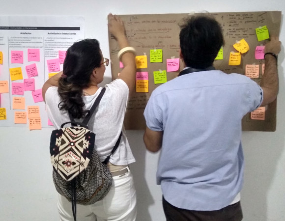 Equipo de innovación pegando ideas