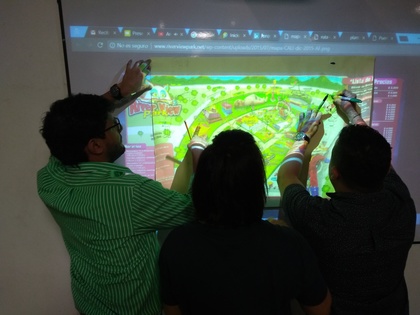 Equipo de innovación pegando ideas