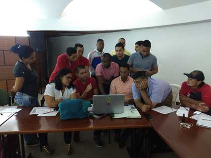 Equipo de innovación pegando ideas