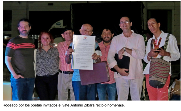 Rodeado por los poetas invitados el vate Antonio Zibara recibio homenaje. Rodeado por los poetas invitados el vate Antonio Zibara recibio homenaje.
