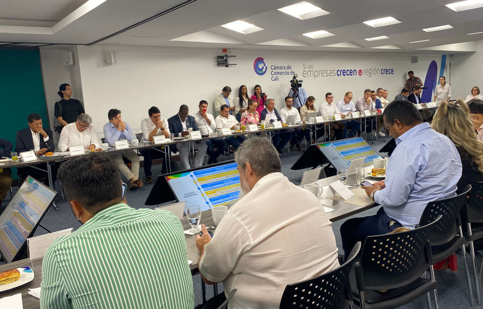 Alcalde presenta ante Bloque regional del Valle prioridades en materia educativa