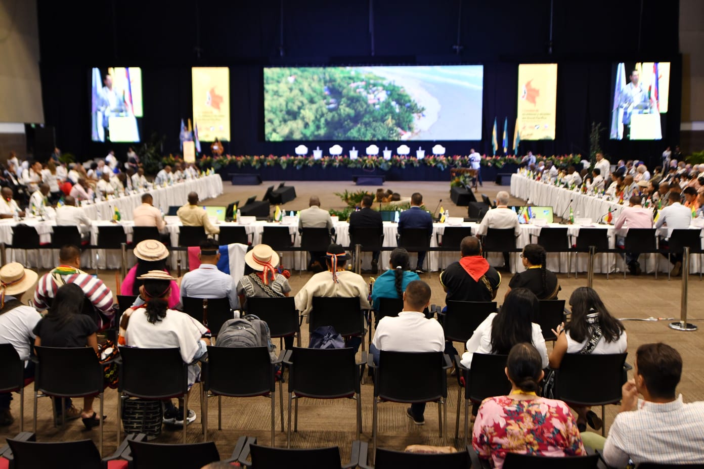 Representantes de cabildos urbanos entregan el documento ‘Capítulo Indígena’ en la ‘Cumbre del Litoral Pacífico’ Representantes de cabildos urbanos entregan el documento ‘Capítulo Indígena’ en la ‘Cumbre del Litoral Pacífico’