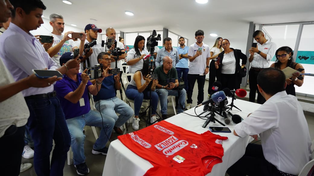 Alcaldía invita al delantero del América, Adrián Ramos, a integrar el programa ‘Ídolos’: revisan medidas para la final de la Copa Betplay Alcaldía invita al delantero del América, Adrián Ramos, a integrar el programa ‘Ídolos’: revisan medidas para la final de la Copa Betplay