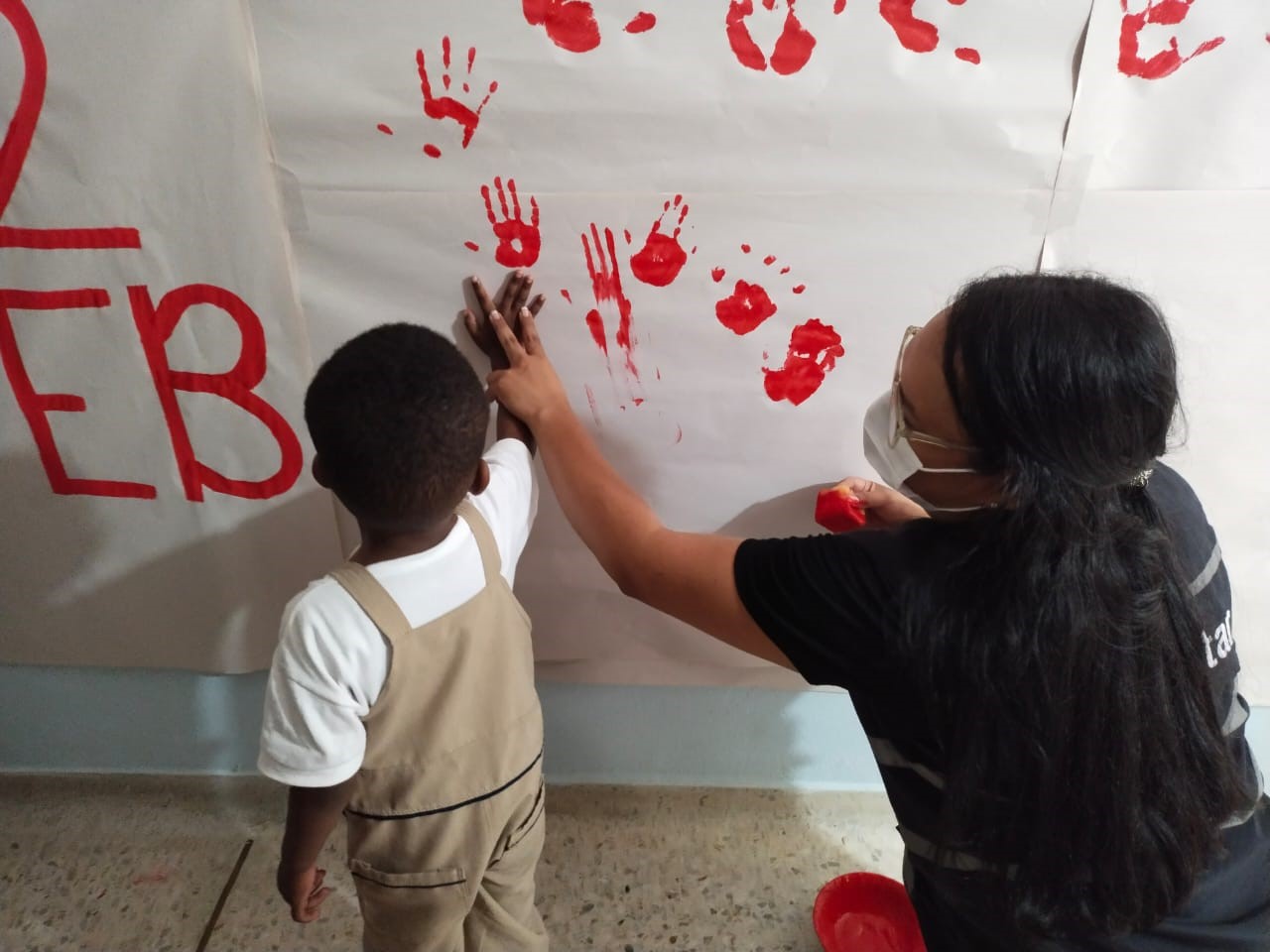 ‘Mambrú no va a la guerra, Mambrú va a la escuela’: Alcaldía de Cali se suma a Manos Rojas contra el reclutamiento infantil