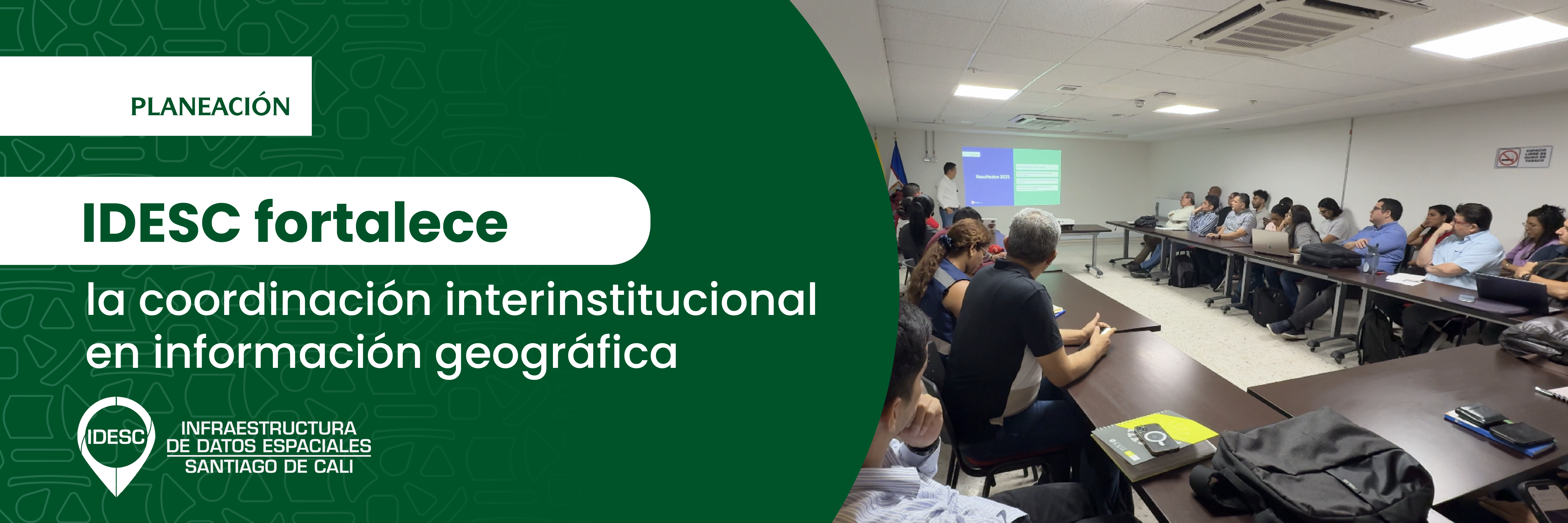 Pieza gráfica donde se muestra en el lado derecho una fotografía del evento con los participantes y un personal de la IDESC realizando la charla; al costado izquierdo en fondo verde se muestra el título de la noticia y debajo logo de la IDESC.
