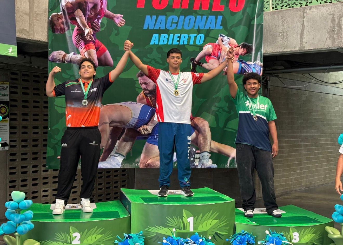 Juan Esteban Sánchez (92 Kg, en lo alto del podio), se coronó campeón en el ‘Nacional Sub-17 de Lucha Olímpica’. Es deportista del Club Spartakus y su entrenadora es Valentina Andrades.