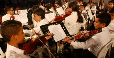 Paseo de la Avenida Colombia se llena de música con ocasión del alumbrado