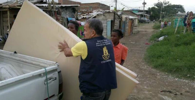 Entregan ayudas humanitarias a damnificados por incendio de colchonería