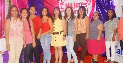 Mujeres de la Comuna 11 se capacitaron en manejo de máquina plana
