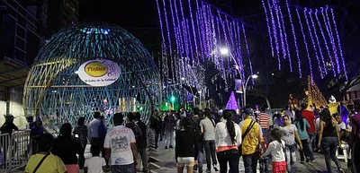 La familia caleña disfrutó del alumbrado navideño en el Paseo de la Avenida Colombia y el Paseo Bolívar