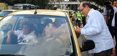 Alcalde de Cali entregó alcancías para prima navideña de taxistas
