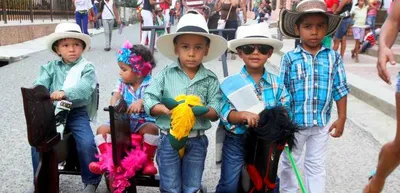 Cabalgata infantil y pequeños artistas, en inicio de la Feria de Cali