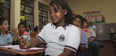 Secretaría de Educación entrega modernos pupitres, este martes