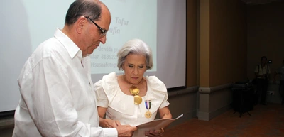 Alcalde de Cali condecoró a la arquitecta de la Avenida Colombia