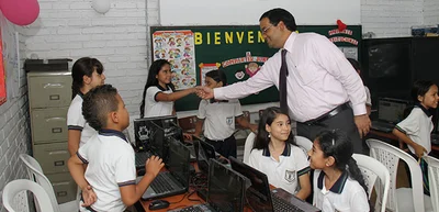 Niños de la comuna 16 reciben clases en aulas  sistematizadas