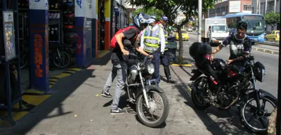 Tránsito orienta a motociclistas y comerciantes sobre estacionamiento en la carrera 15