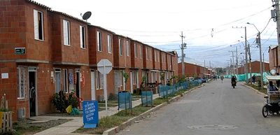 Secretaría de Vivienda acompaña entrega de insumos de negocio en  Llano verde