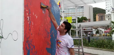 Abogado cambia códigos por pinceles, en la Bienal Internacional de Muralismo de Cali