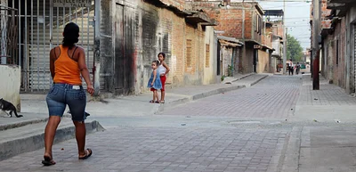 Programa de pavimentación en adoquín beneficia a comunidad marginada de Cali