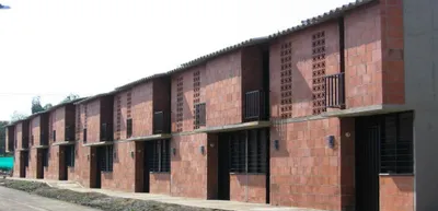Dan opciones de vivienda a población desplazada