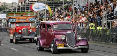 250 Autos clásicos desfilan por la autopista Suroriental