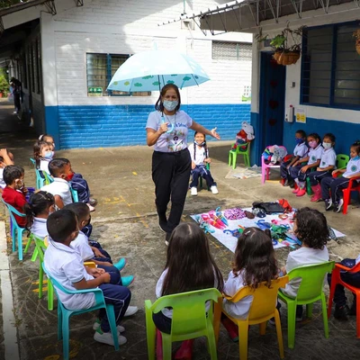 Una maestra muy creativa ambienta el regreso a clases de los más pequeños