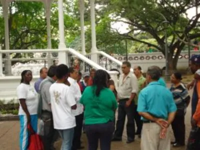 BASURAS ARROJADAS POR VISITANTES AL ALUMBRADO NAVIDEÑO TAMBIEN FUERON RECOGIDAS POR VENDEDORES AMBULANTES