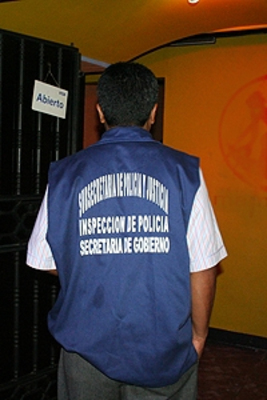 CIERRAN BAR Y RESTRINGEN ACTIVIDAD COMERCIAL DE DOS BARES -RESTAURANTES EN GRANADA