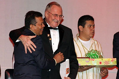 ALCALDÍA EXALTÓ A ENRIQUE COLAVIZZA