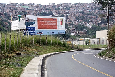 CON MUCHO CORAZÓN, GOBIERNO DE OSPINA MEJORA LAS VÍAS DE LA COMUNA 1