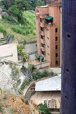 DECLARAN ALERTA AMARILLA Y URGENCIA MANIFIESTA POR DESLIZAMIENTOS DE ROCA EN EDIFICACIÓN DE JUANAMBÚ