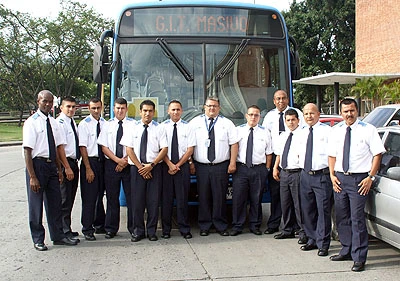 METROCALI GRADUÓ CON HONORES A OPERARIOS DEL BUS ARTICULADO