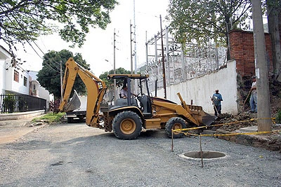 MUNICIPIO Y EMCALI REPARAN VIA Y ALCANTARILLADO SOBRE LA AVENIDA 7ª NORTE