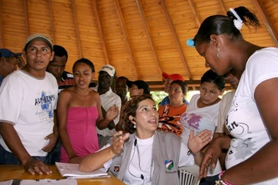 SECRETARIO DE VIVIENDA ENTREGA INSTRUCTIVO PARA QUE LA COMUNIDAD DE NAVARRO ACCEDA A LOS SUBSIDIOS DE VIVIENDA