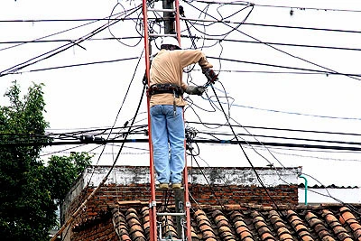 NO MÁS 'TELARAÑAS' DE CABLES EN POSTES DE CALI