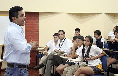 LOS ESTUDIANTES DEL BENNETT ESCUCHARON AL ALCALDE